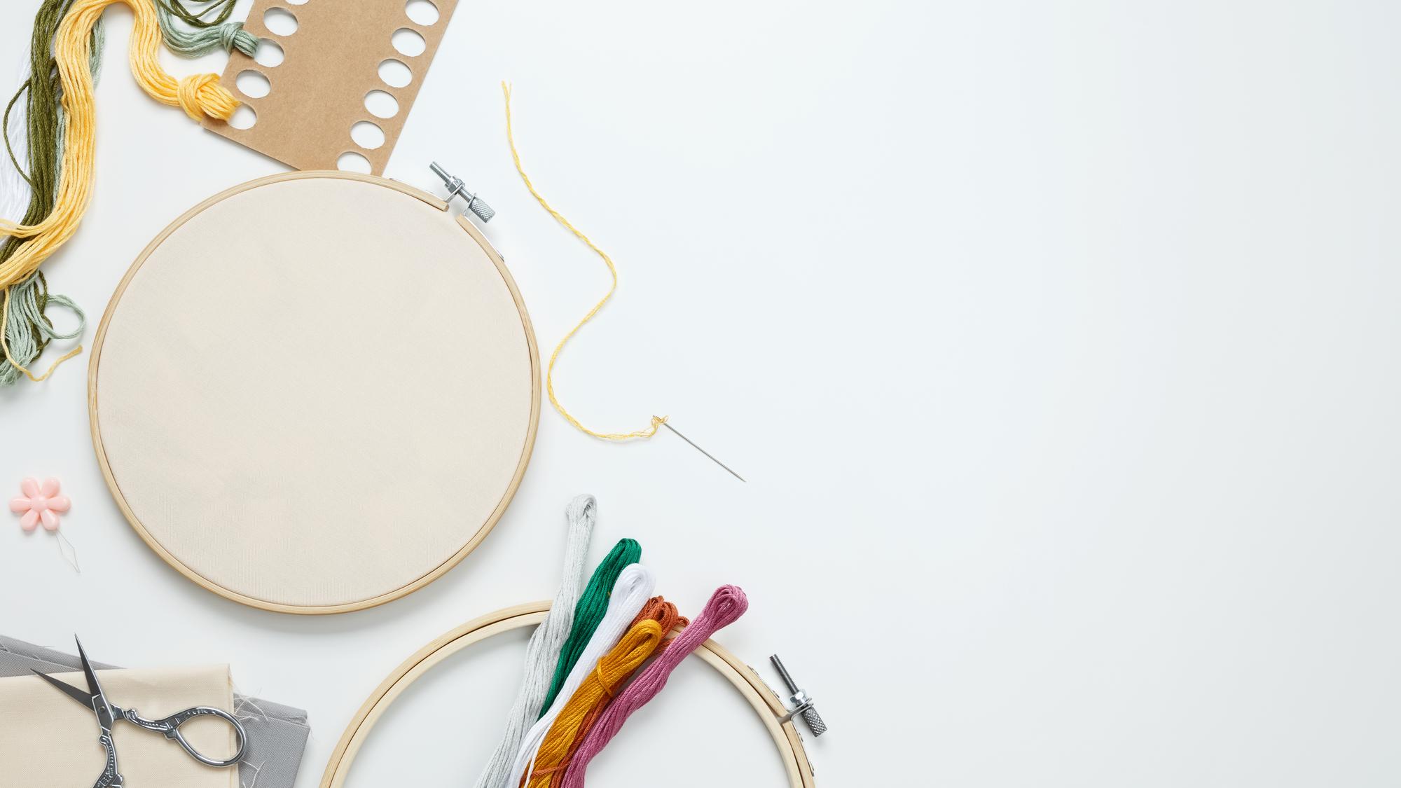 Tavolo da lavoro con telaio e fili colorati